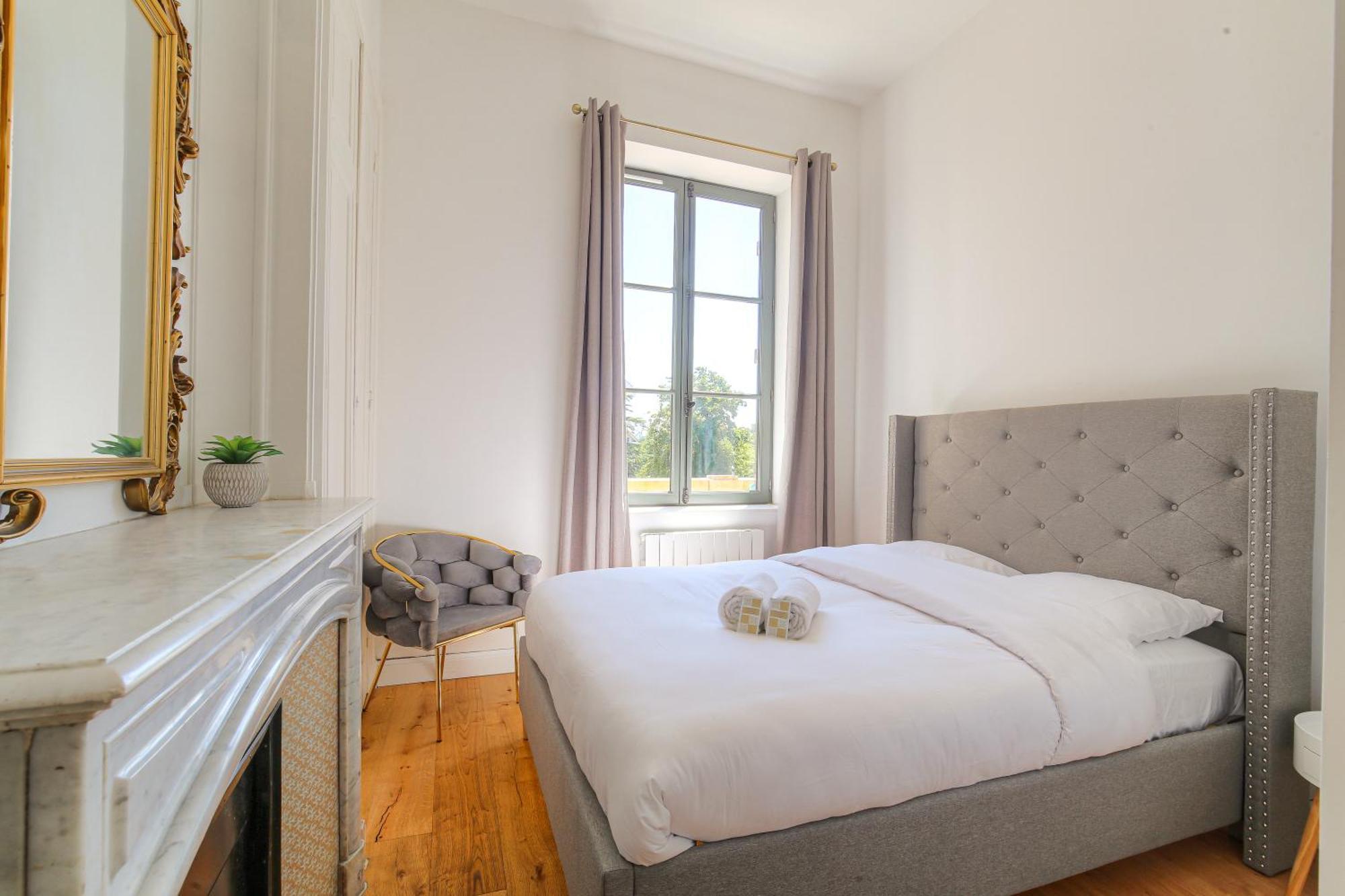 Chateau Ecully - Appartement 2 Chambres - Terrasse & Parking Ngoại thất bức ảnh