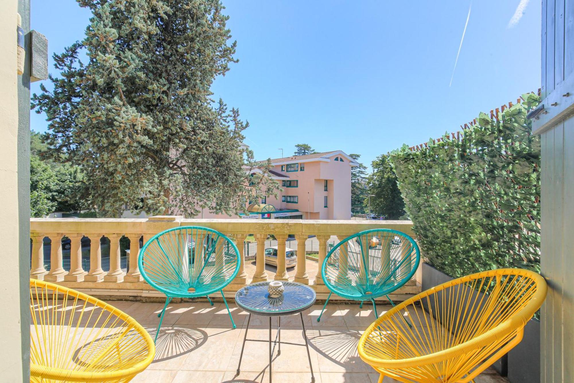 Chateau Ecully - Appartement 2 Chambres - Terrasse & Parking Ngoại thất bức ảnh