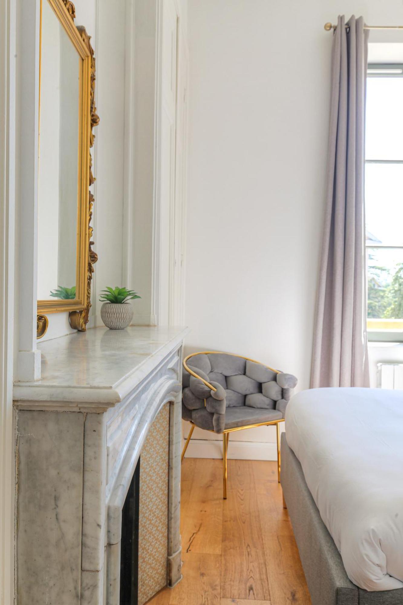 Chateau Ecully - Appartement 2 Chambres - Terrasse & Parking Ngoại thất bức ảnh